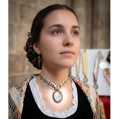 Conjunto de Medalla de la Virgen del Pilar y Cinta al Cuello (Tonos Crudos)