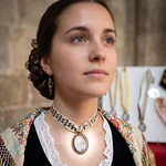 Conjunto de Medalla de la Virgen del Pilar y Cinta al Cuello (Tonos Crudos)
