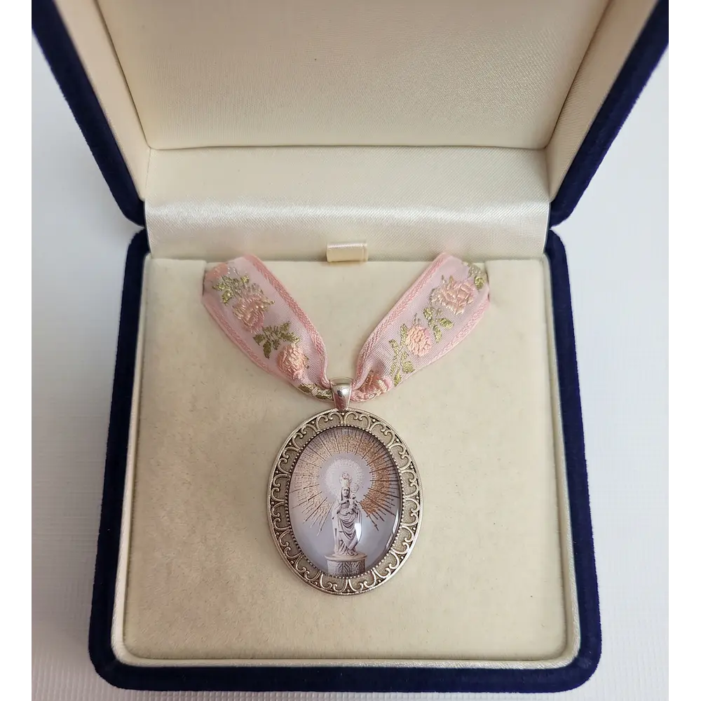 Conjunto de Medalla de la Virgen del Pilar en Plata y Cinta Rosa