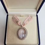 Conjunto de Medalla de la Virgen del Pilar en Plata y Cinta Rosa