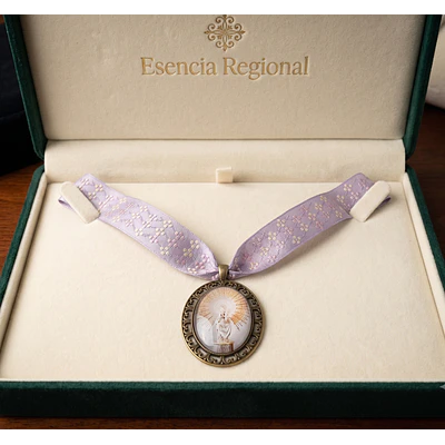 Conjunto de Medalla de la Virgen del Pilar y Cinta al Cuello Lila