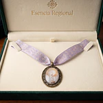 Conjunto de Medalla de la Virgen del Pilar y Cinta al Cuello Lila