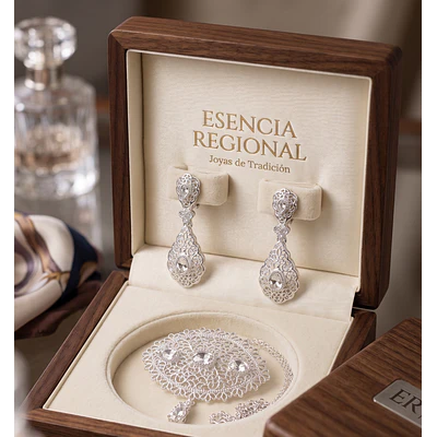 Conjunto de Pendientes y Broche de Baturra plateado con Cristales