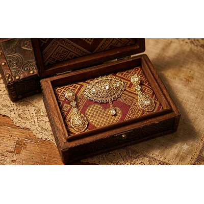 Conjunto de Pendientes y Broche de Baturra dorado  con Cristales