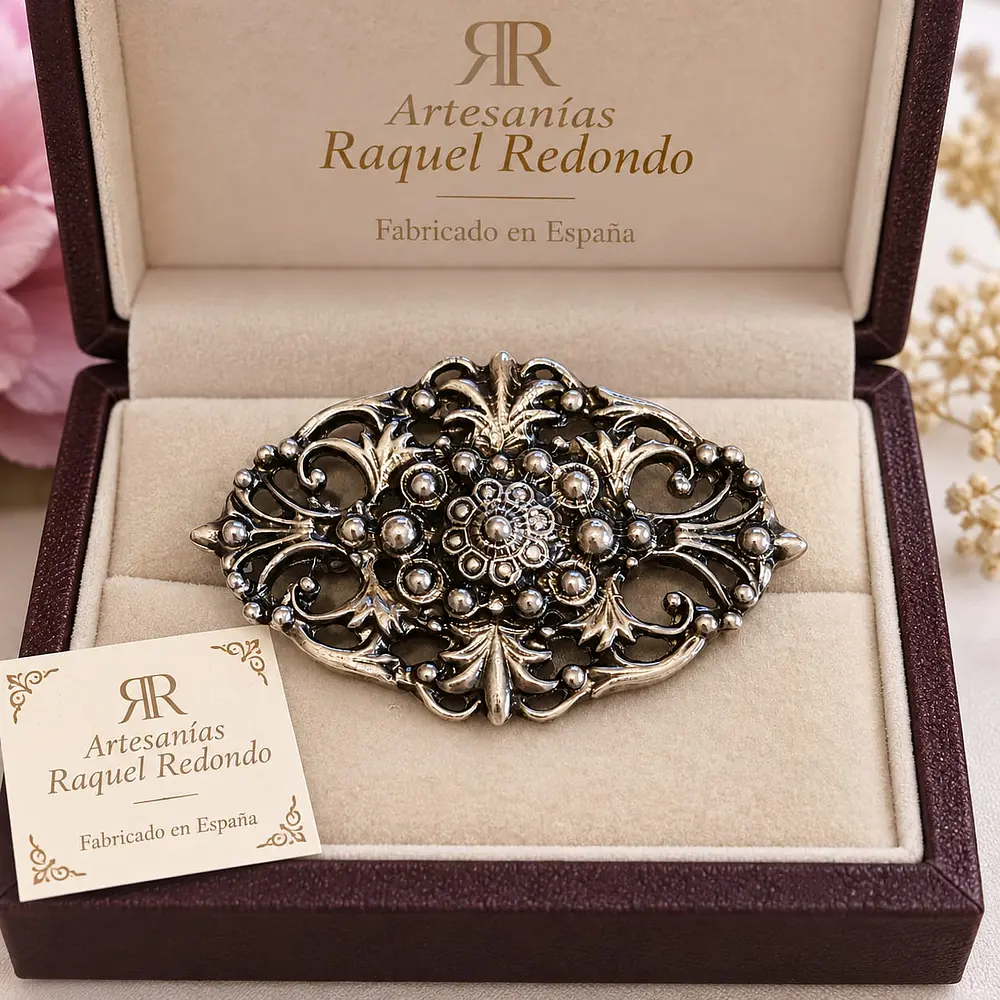 Broche ornamental plateado Artesanías Raquel Redondo