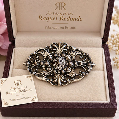 Broche ornamental plateado Artesanías Raquel Redondo