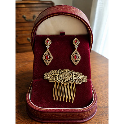 Pendientes y Peineta Dorados con Piedra Roja  Joyería para Traje Regional  Esencia Regional