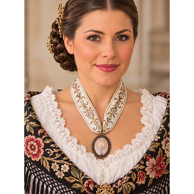 Conjunto de Medalla de la Virgen del Pilar y Cinta al Cuello (Tonos Crudos)