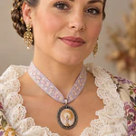 Conjunto de Medalla de la Virgen del Pilar y Cinta al Cuello Lila