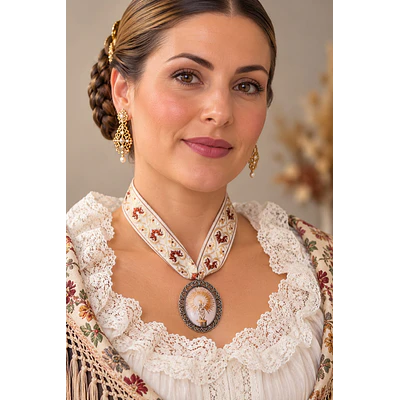 Medalla Virgen del Pilar Plateada con Cinta Bordada Decorativa