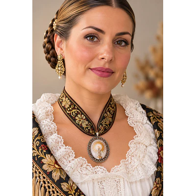Medalla Virgen del Pilar con Cinta Bordada  Complemento para Indumentaria Aragonesa