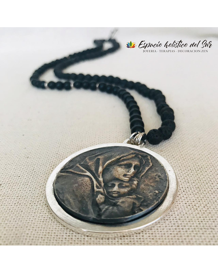 Collar de Lava Volcánica y Turmalina con dije de la Virgen