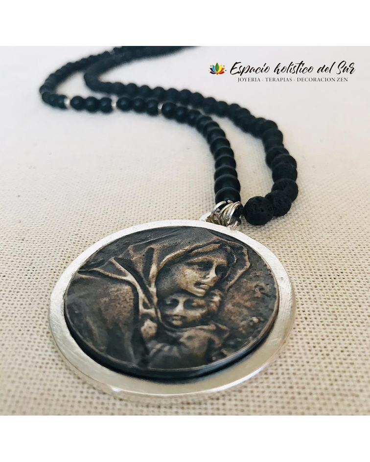 Collar de Lava Volcánica y Turmalina con dije de la Virgen