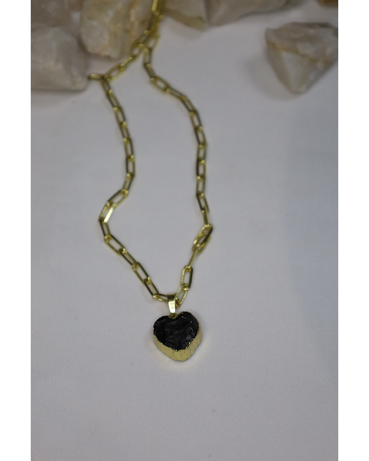 Cadena de Enchape Dorado con dije en Gema  Natural  Turmalina Negro en forma de corazón