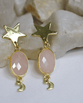 Aros de cuarzo rosa en baño con dije de estrellas  y Lunas