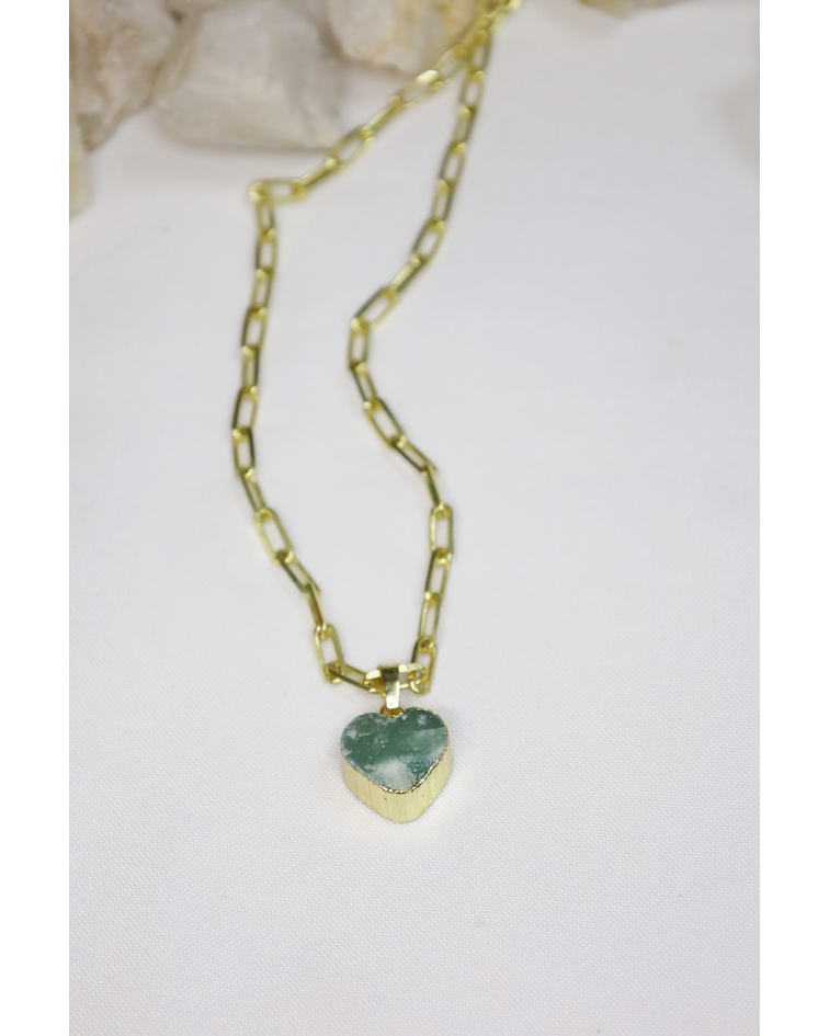 Cadena de Enchape Dorado con dije en Gema  Natural Jade verde de forma de corazón  