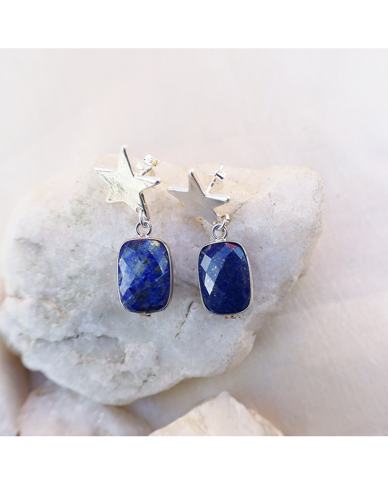 Aros con  de Lapiz Lazuli en estrellas con gema ovalada en baño de plata