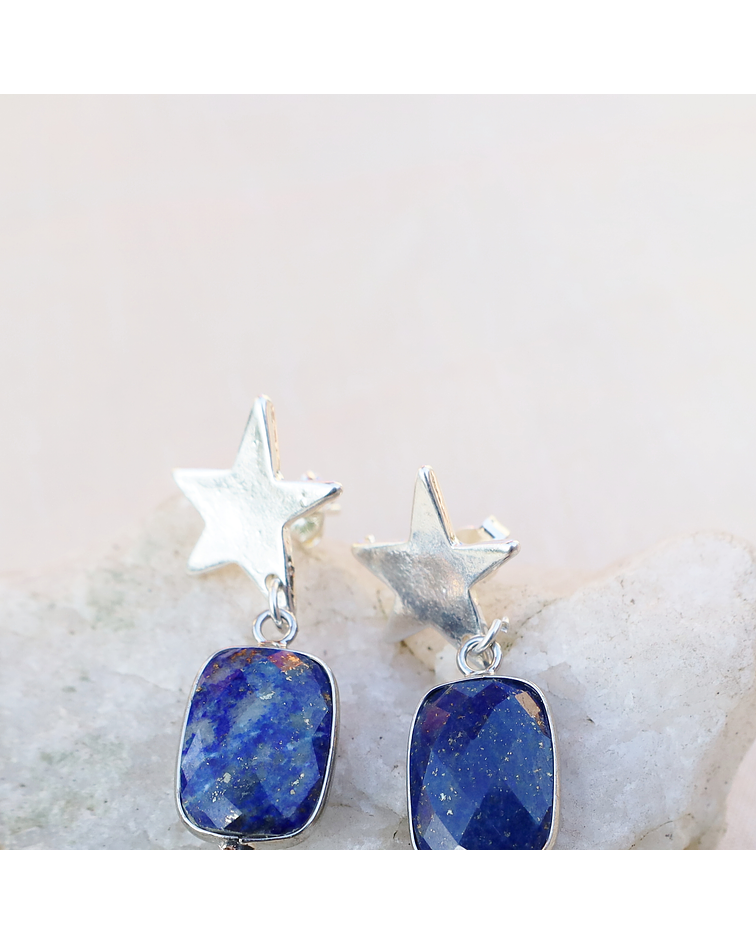 Aros con  de Lapiz Lazuli en estrellas con gema ovalada en baño de plata
