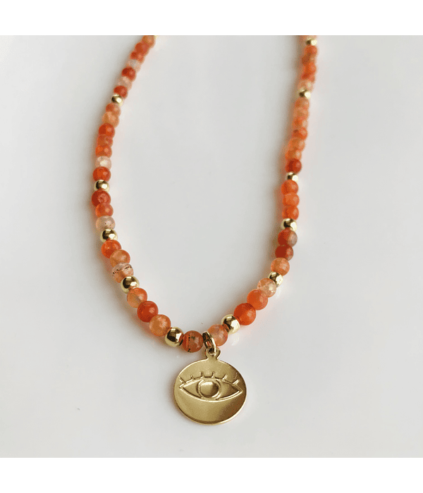 Collar con agatas naranjas con dije de Ojo Protector  en enchape oro