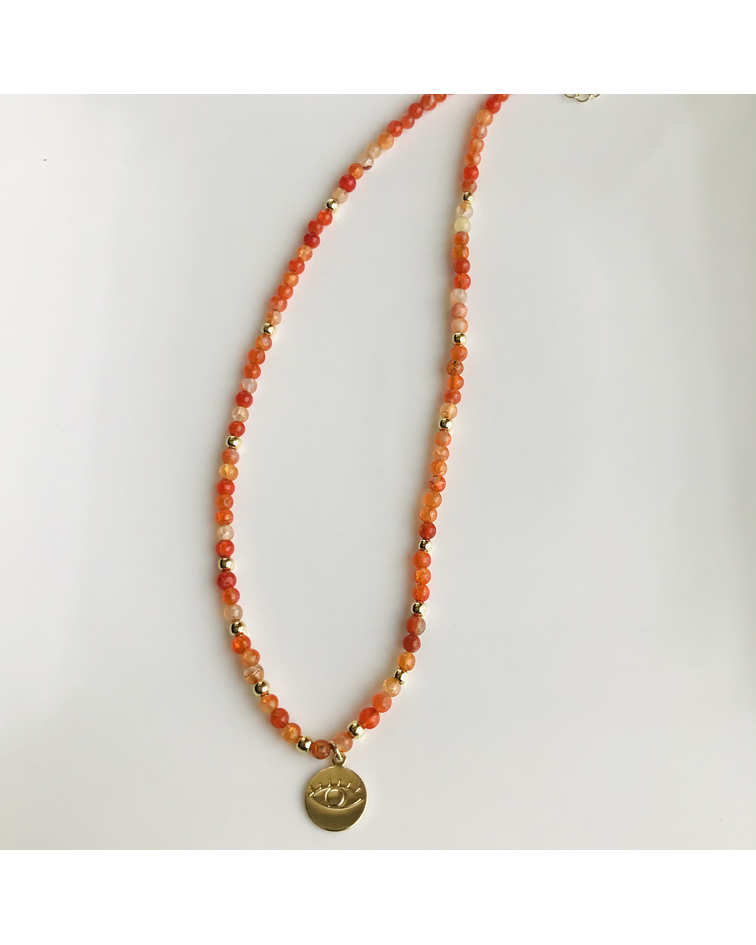 Collar con agatas naranjas con dije de Ojo Protector  en enchape oro