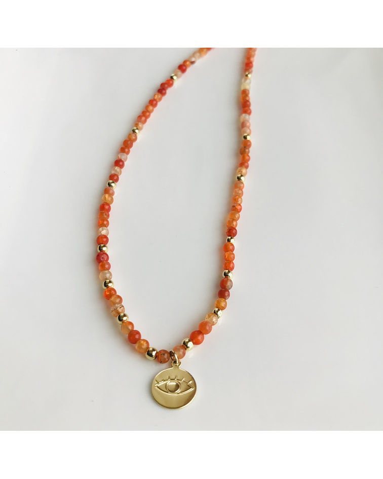 Collar con agatas naranjas con dije de Ojo Protector  en enchape oro