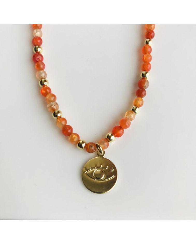 Collar con agatas naranjas con dije de Ojo Protector  en enchape oro