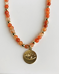 Collar con agatas naranjas con dije de Ojo Protector  en enchape oro