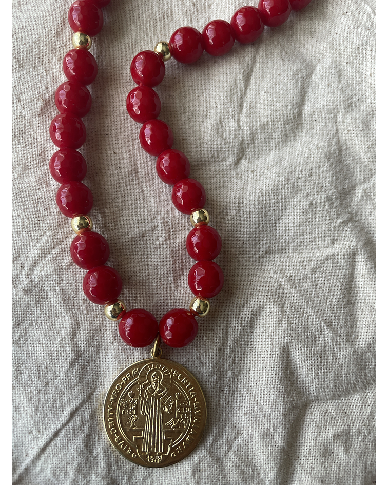Collar maxi Agata roja con Dije de San Benito