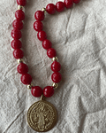 Collar maxi Agata roja con Dije de San Benito