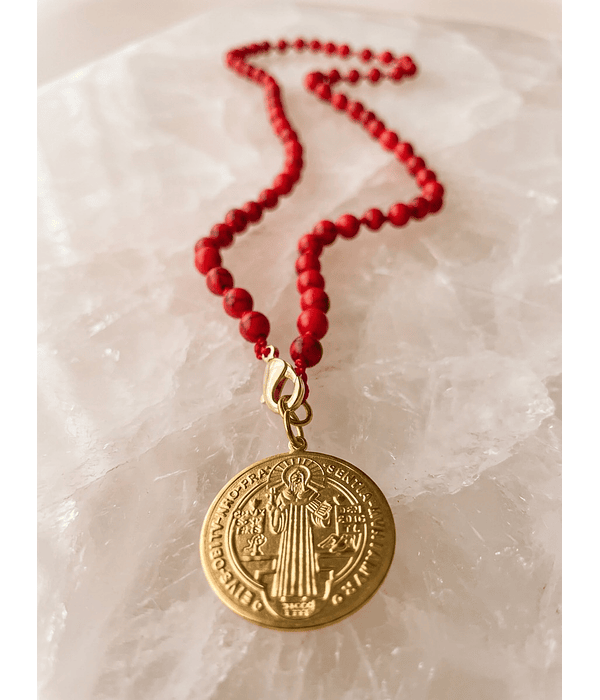 Collar howlita roja Con Dije de San Benito
