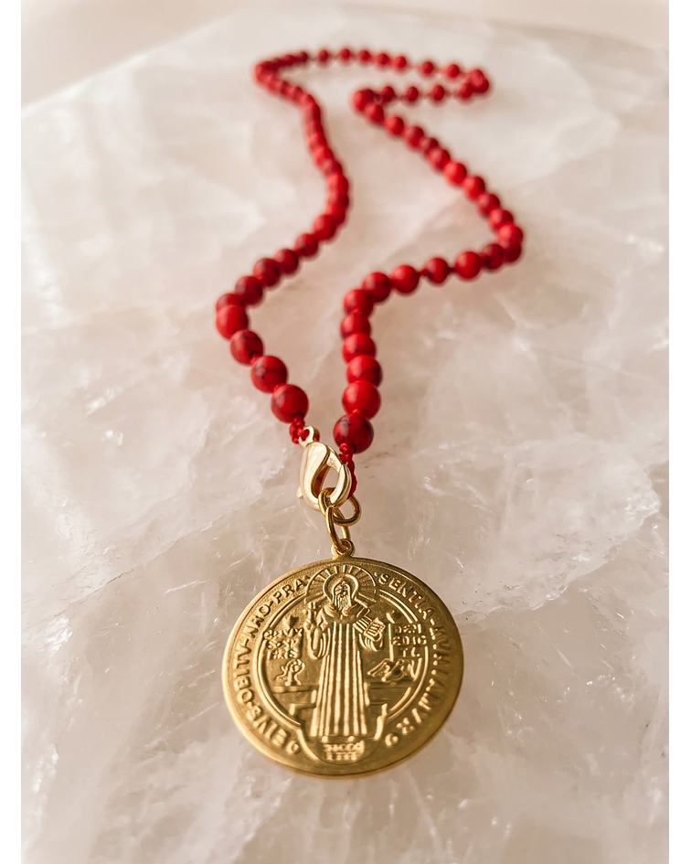 Collar howlita roja Con Dije de San Benito