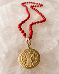 Collar howlita roja Con Dije de San Benito