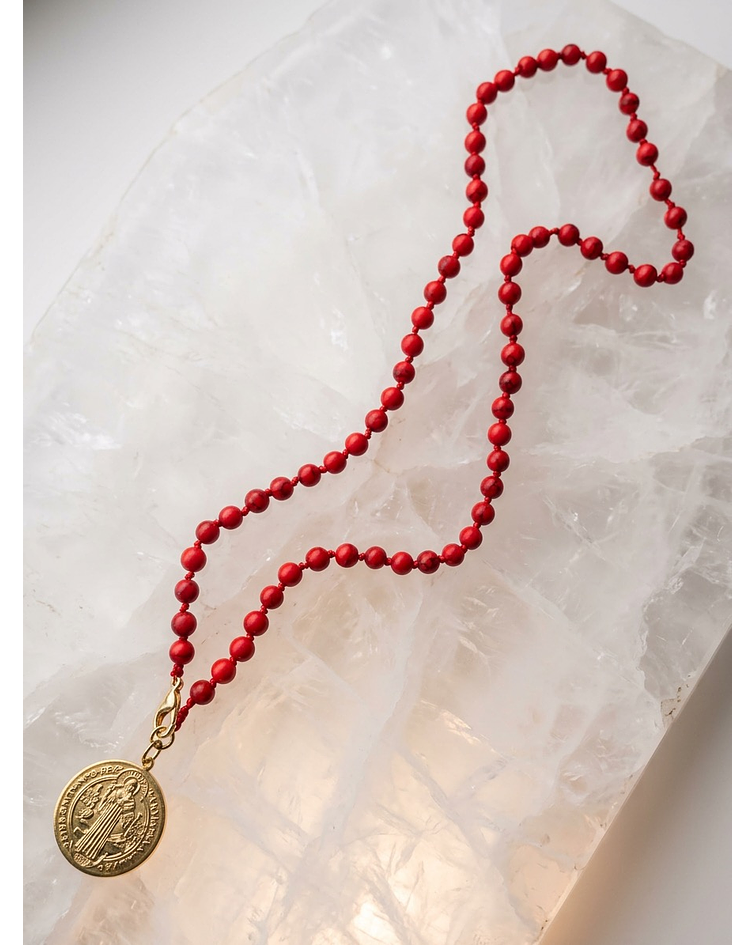 Collar howlita roja Con Dije de San Benito