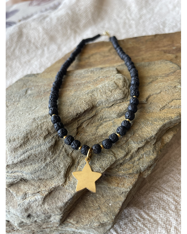 Collar Mini de Lava Volcanica con Dije de estrella
