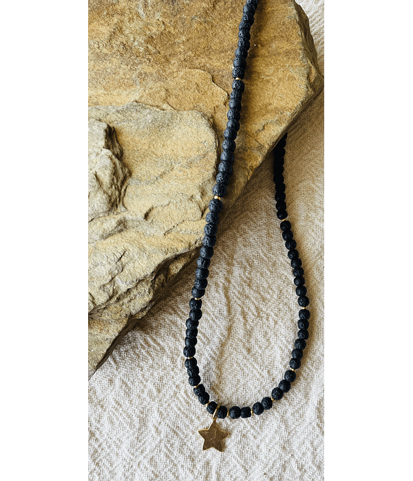 Collar Mini de Lava Volcanica con Dije de estrella