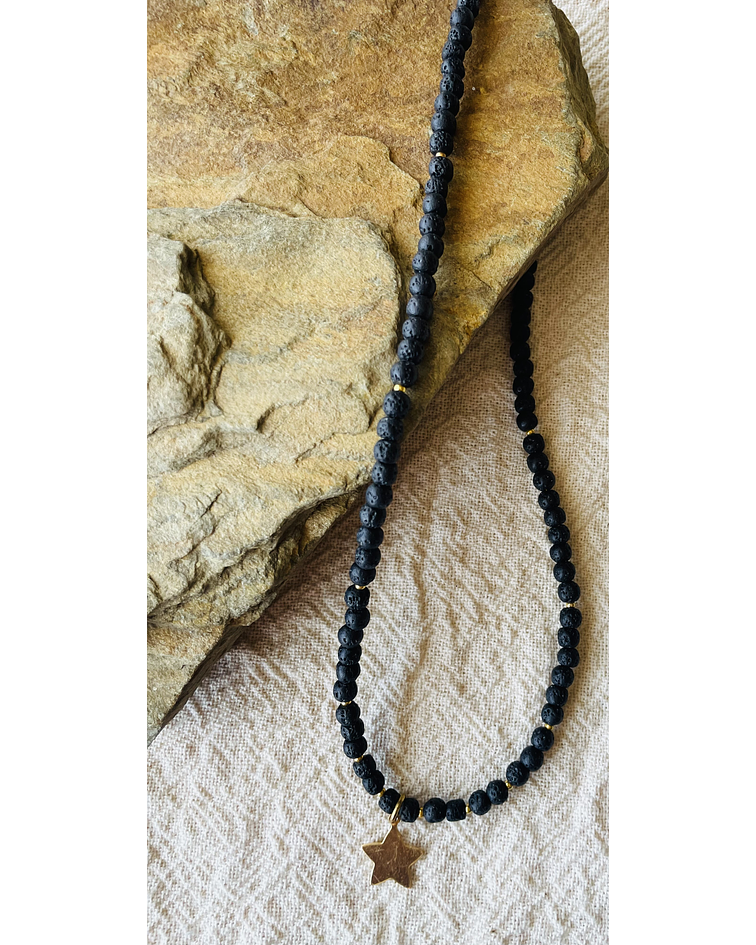 Collar Mini de Lava Volcanica con Dije de estrella