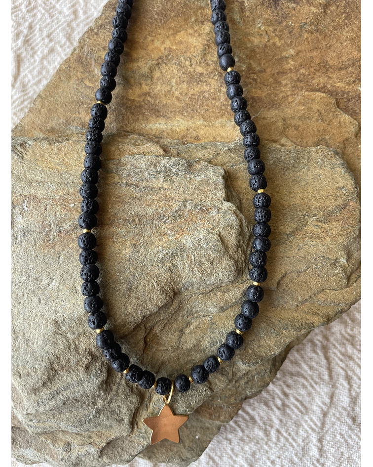 Collar Mini de Lava Volcanica con Dije de estrella