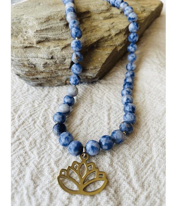 Collar de sodalita con dije Flor del Loto