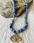 Collar de sodalita con dije Flor del Loto