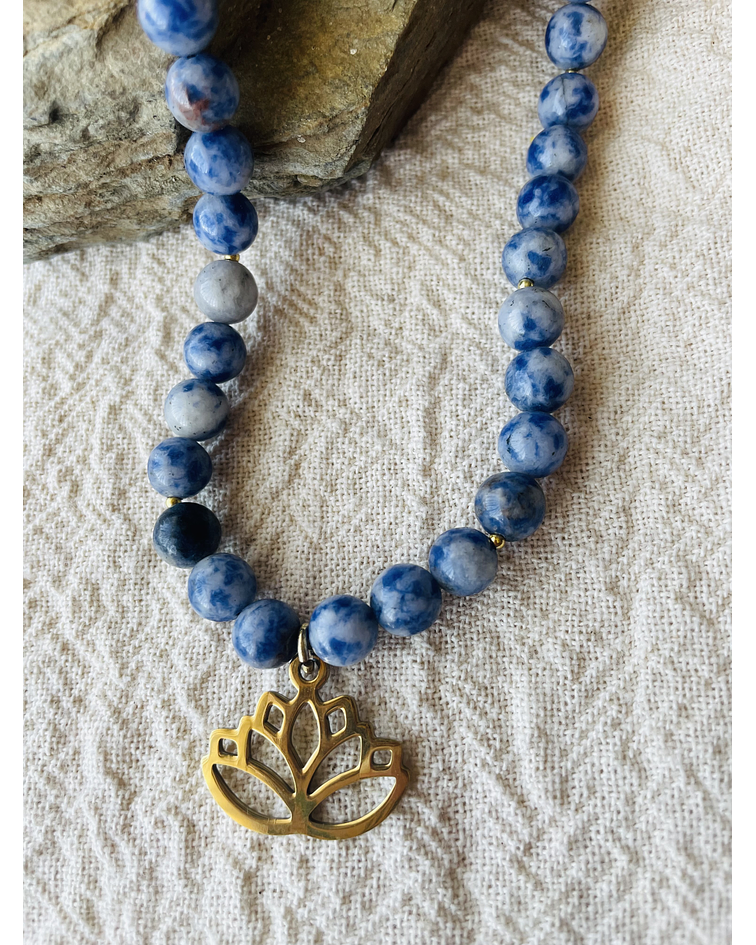 Collar de sodalita con dije Flor del Loto
