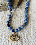 Collar de sodalita con dije Flor del Loto