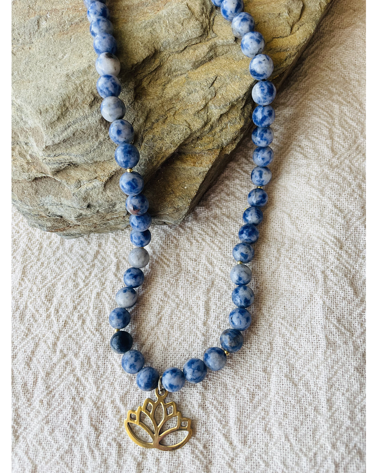 Collar de sodalita con dije Flor del Loto