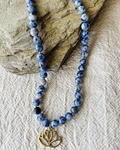 Collar de sodalita con dije Flor del Loto