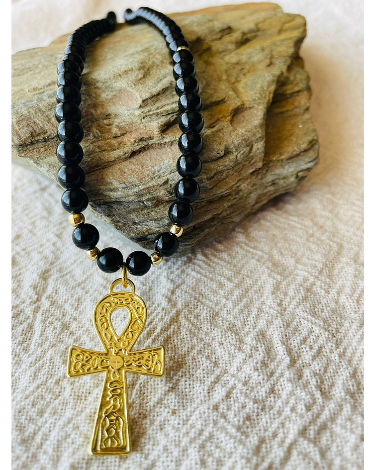 Collar Onix Negro con cruz de Ank-Protección Absoluta y Vida 
