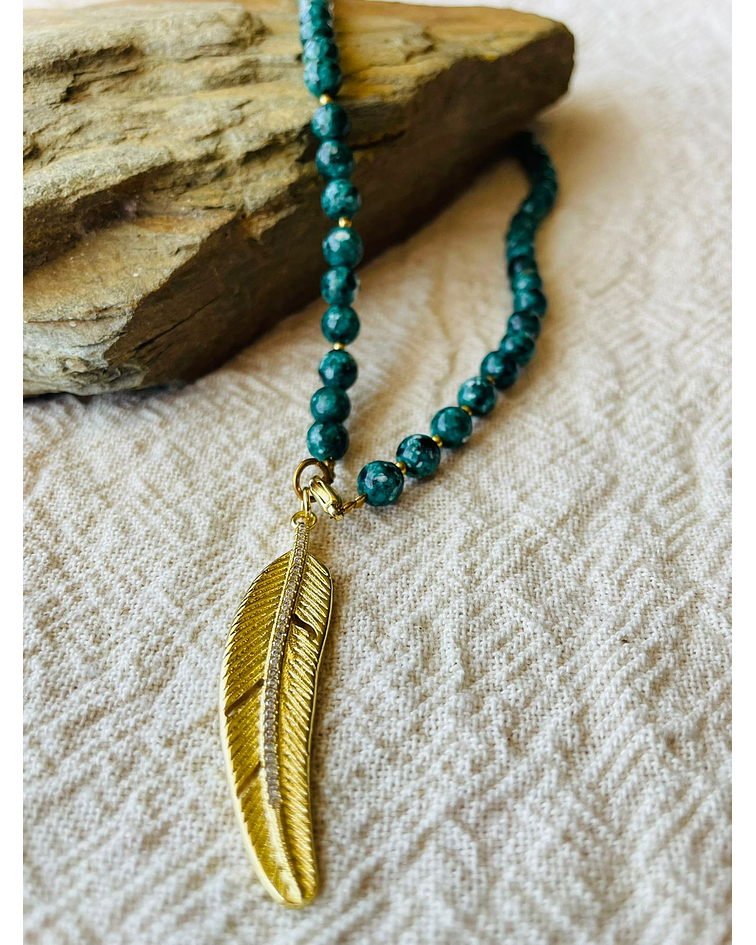 Collar Agatas Verdes  con dije de Pluma Microcircones