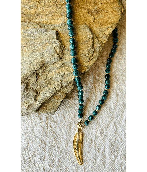 Collar Agatas Verdes  con dije de Pluma Microcircones