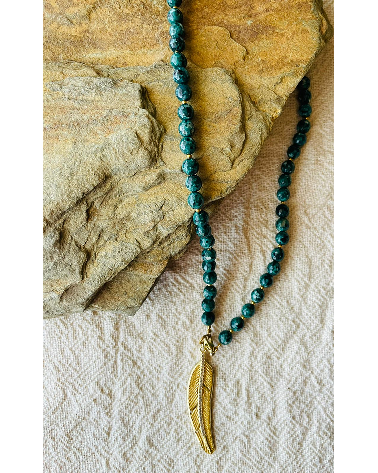 Collar Agatas Verdes  con dije de Pluma Microcircones