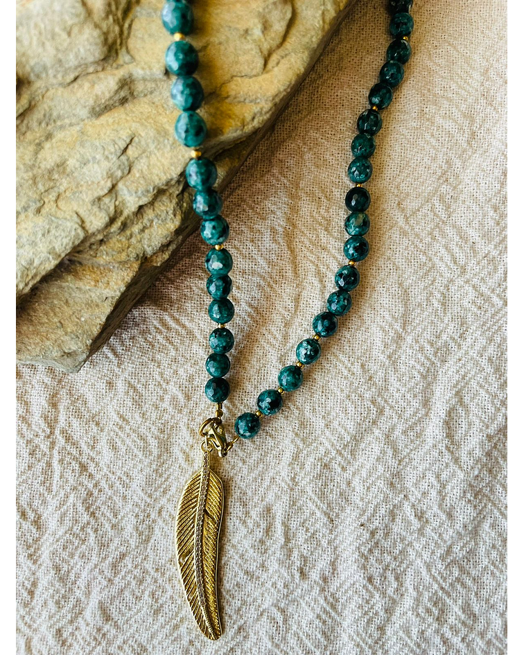 Collar Agatas Verdes  con dije de Pluma Microcircones