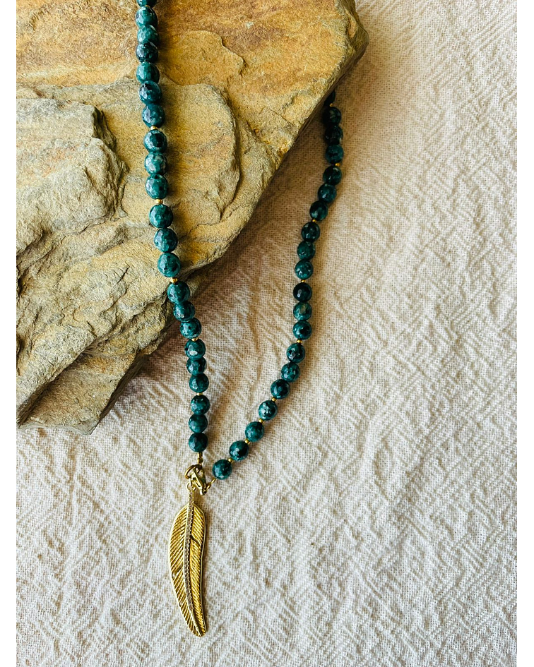 Collar Agatas Verdes  con dije de Pluma Microcircones