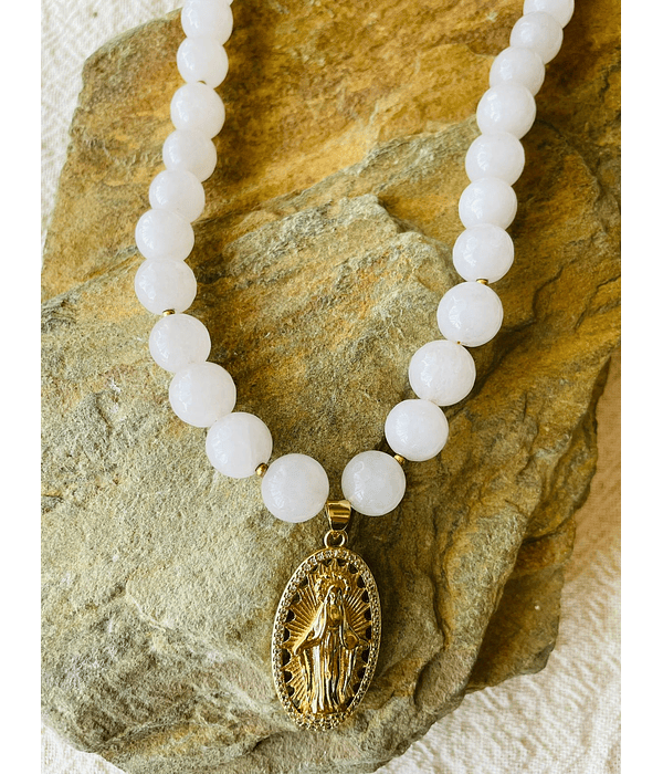 Collar Cuarzo Rosa con Virgen de la Medallita Milagrosa 